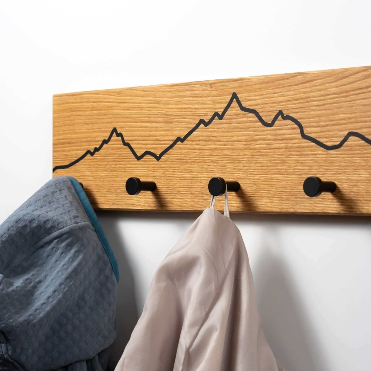 Garderobe aus Eichenholz mit Berg Motiv - WOODS - Holzmanufakur im Chiemgau
