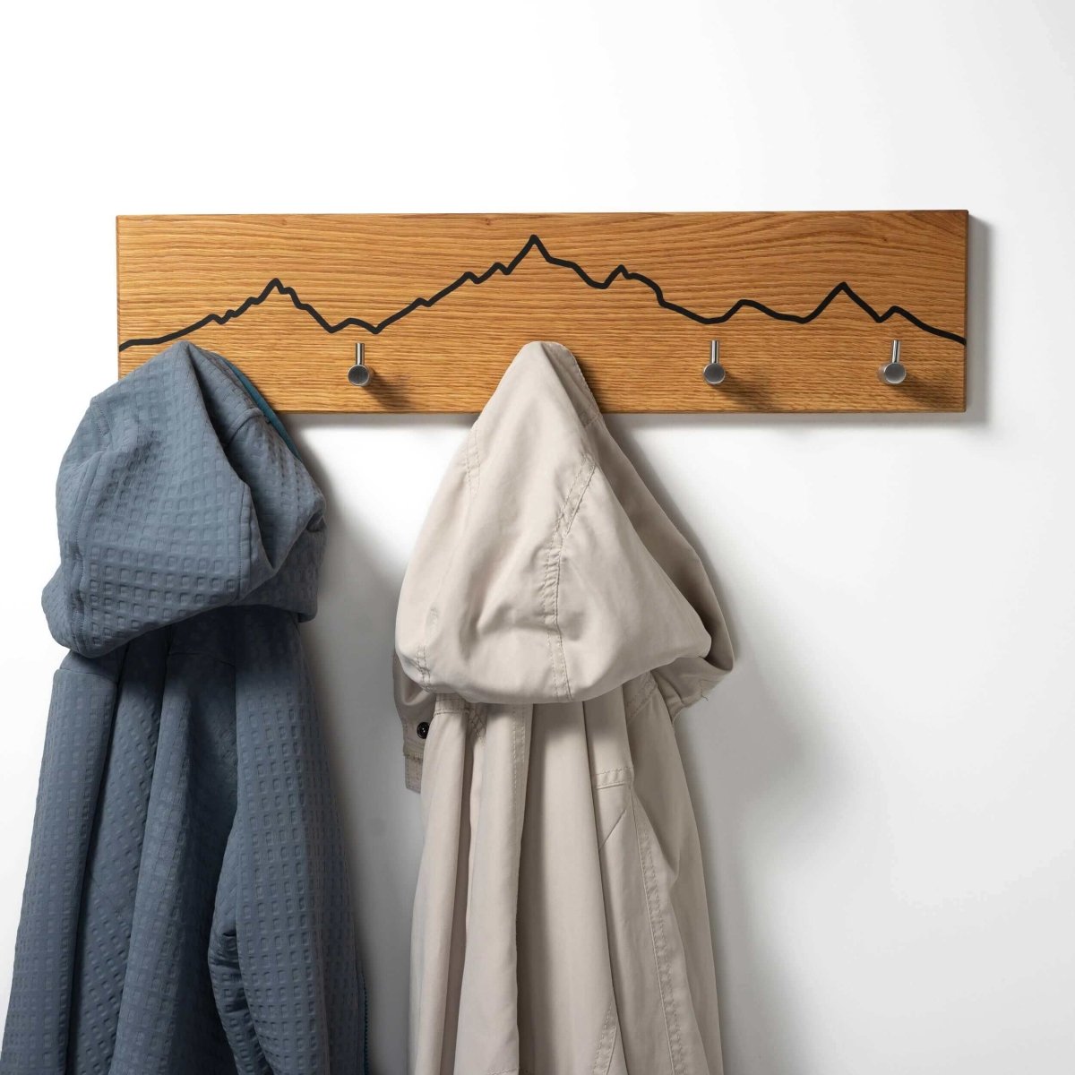 Garderobe aus Eichenholz mit Berg Motiv - WOODS - Holzmanufakur im Chiemgau