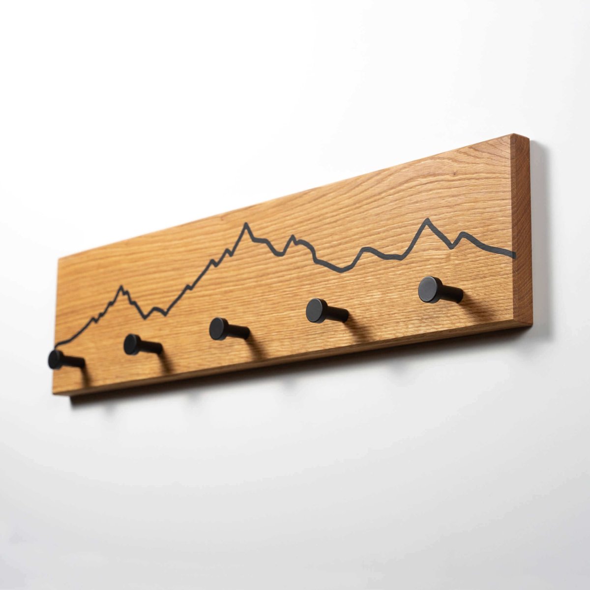 Garderobe aus Eichenholz mit Berg Motiv - WOODS - Holzmanufakur im Chiemgau