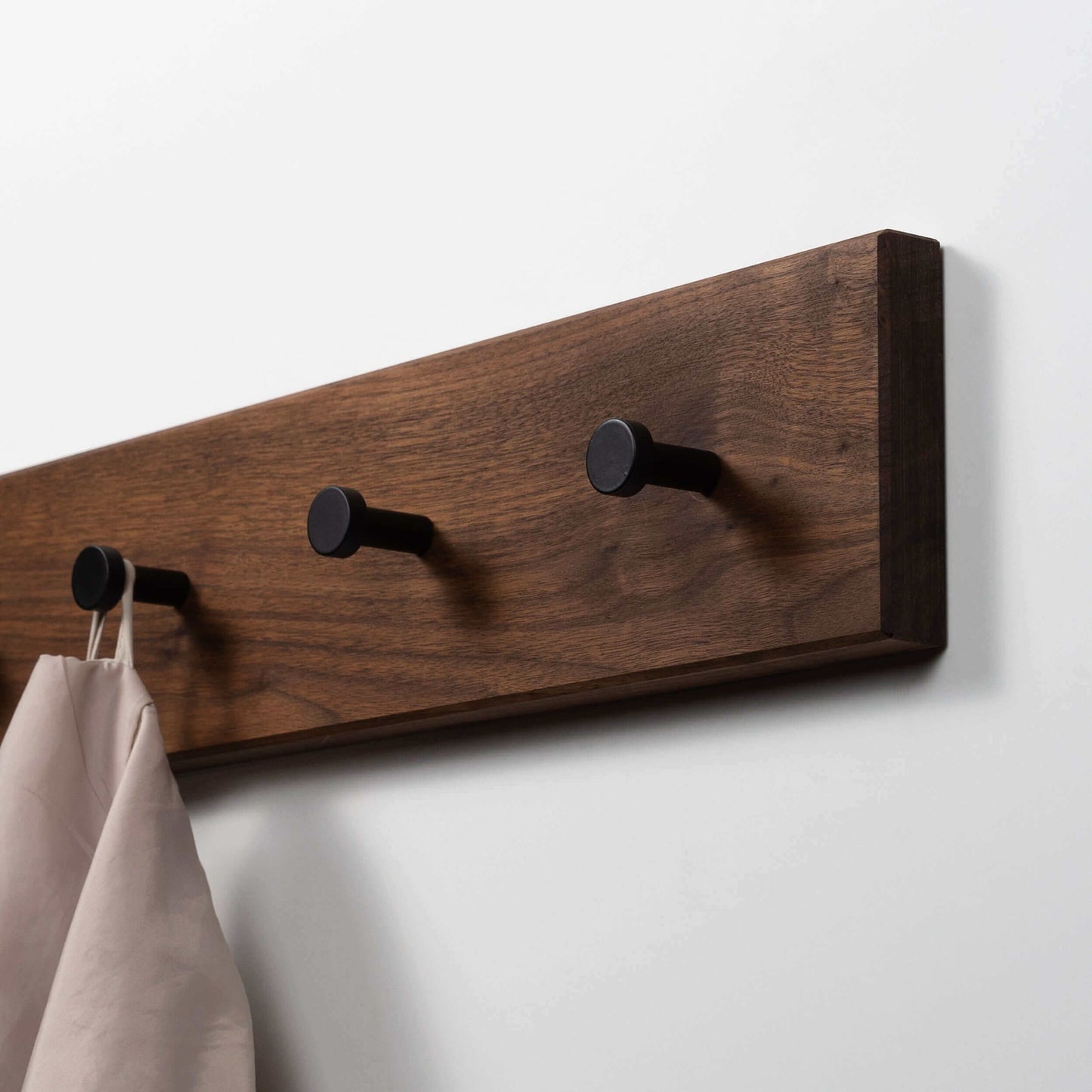 Garderobe aus Nussbaumholz - WOODS - Holzmanufakur im Chiemgau