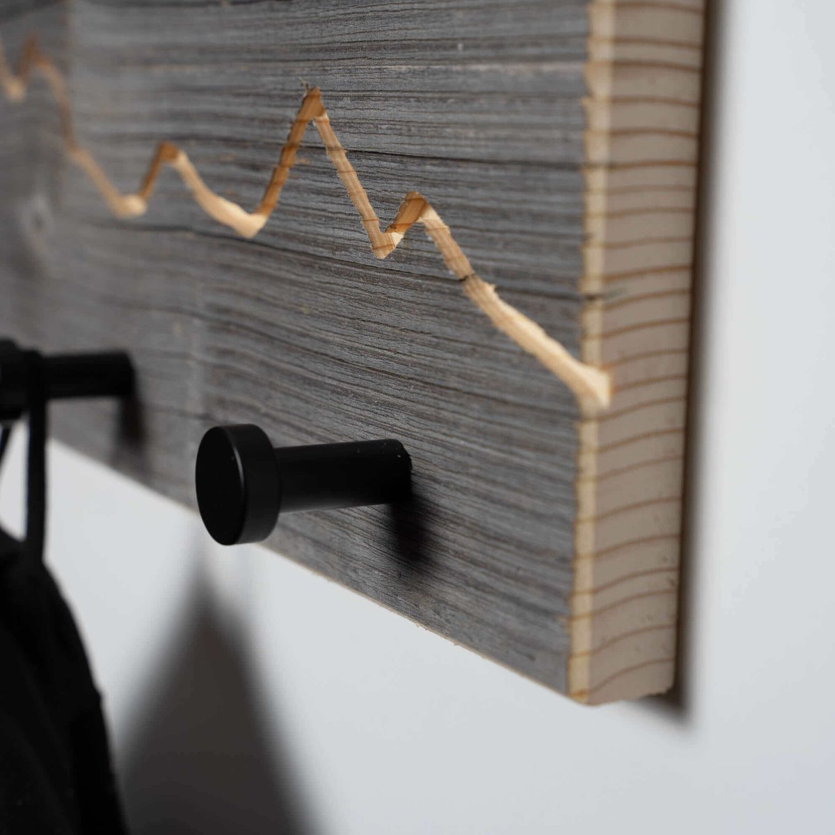 Garderobe aus Altholz mit Berg Motiv - WOODS - Holzmanufakur im Chiemgau