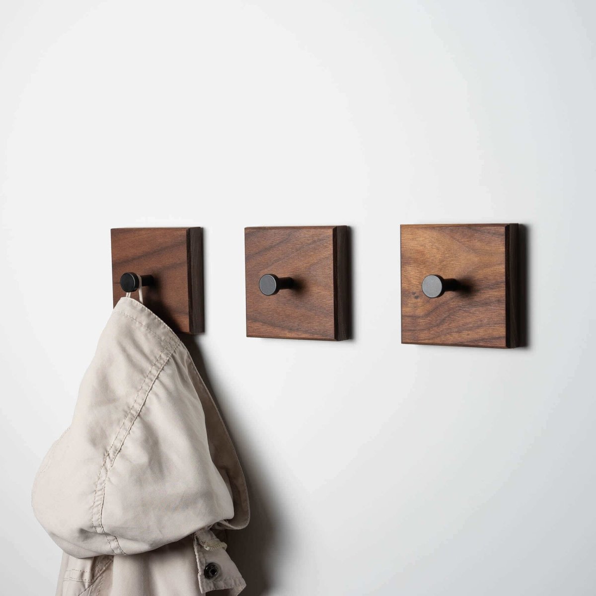 Garderobenhaken aus Nussbaum | Garderobenleiste Garderobe Holz – WOODS