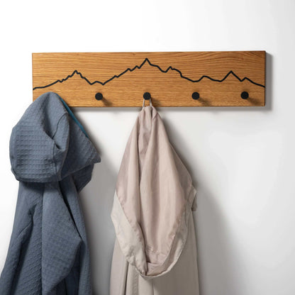 Garderobe aus Eichenholz mit Berg Motiv | Garderobenleiste Handtuchhalter