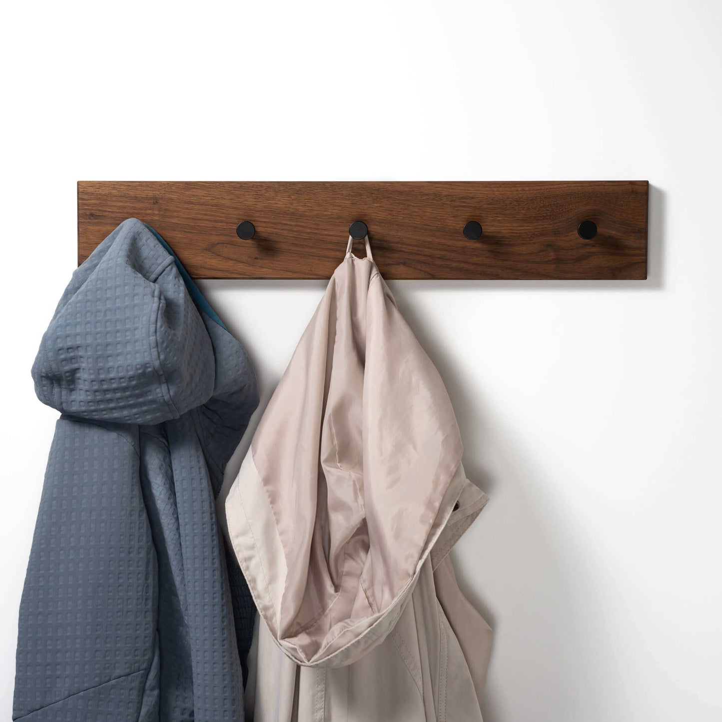Garderobenleiste aus Nussbaum-Holz praktische Garderobe für Flur & Bad