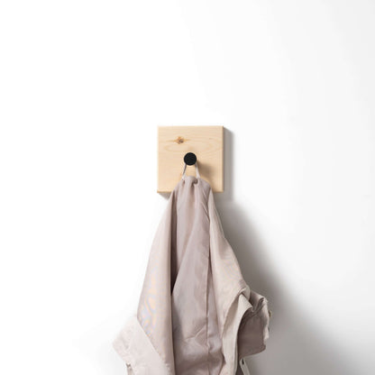 Quadratischer Garderobenhaken aus Zirbenholz (ohne Bohren)