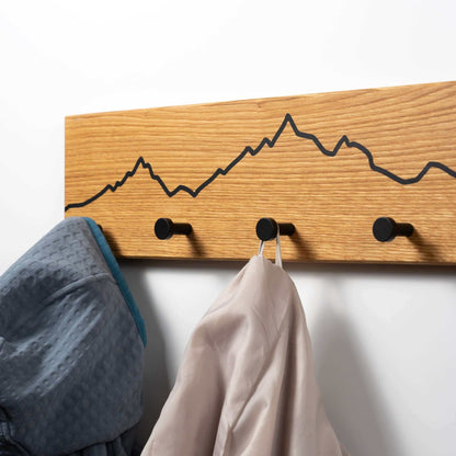 Garderobe aus Eichenholz mit Berg Motiv | Garderobenleiste Handtuchhalter