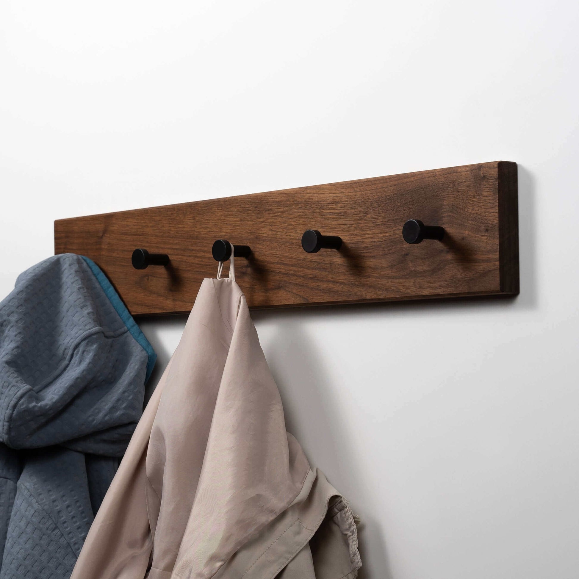 Garderobenleiste aus Nussbaum-Holz praktische Garderobe für Flur & Bad