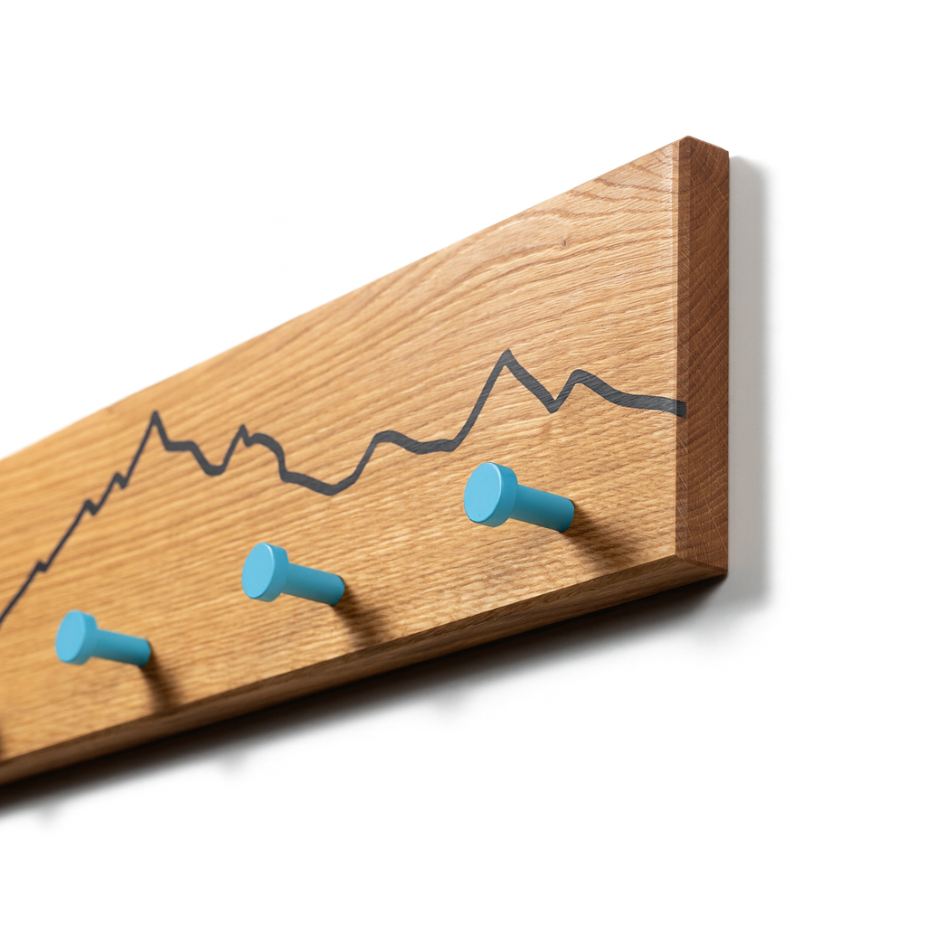 Armoire en chêne avec motif montagne