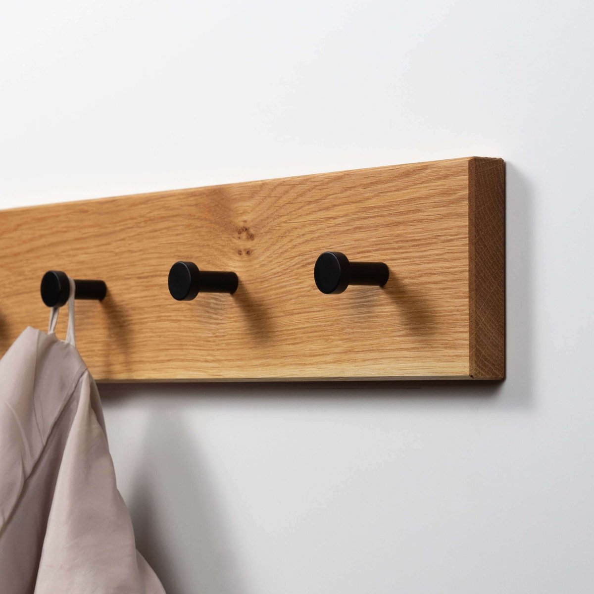 Handgemachte Garderobe aus Eichenholz – WOODS Chiemgau – WOODS