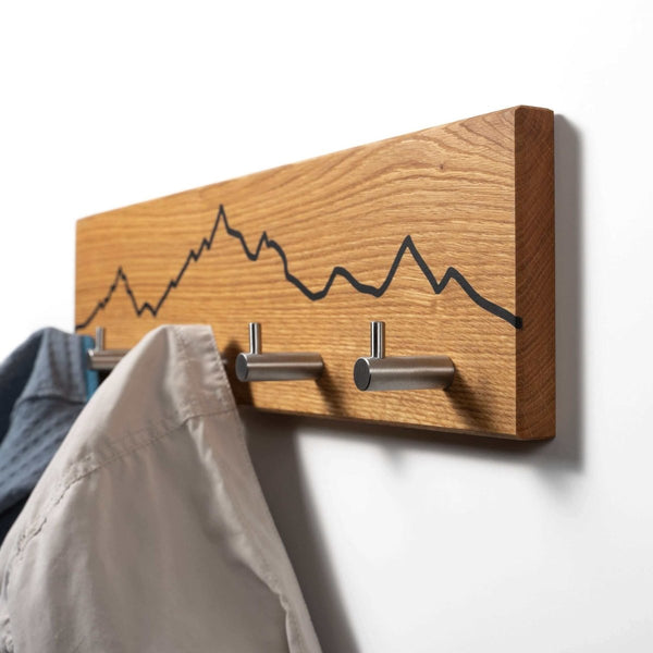 Garderobe aus Eichenholz mit Berg Motiv - WOODS - Holzmanufakur im Chiemgau