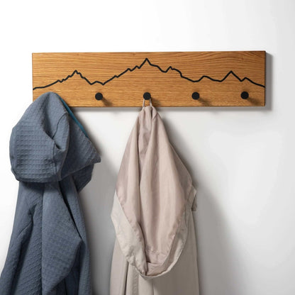 Garderobe aus Eichenholz mit Berg Motiv - WOODS - Holzmanufakur im Chiemgau