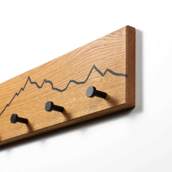 Garderobe aus Eichenholz mit Berg Motiv - WOODS - Holzmanufakur im Chiemgau