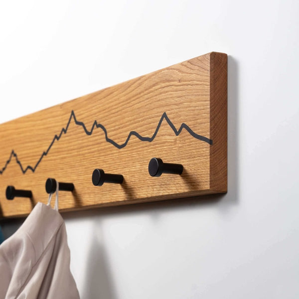 Garderobe aus Eichenholz mit Berg Motiv - WOODS - Holzmanufakur im Chiemgau