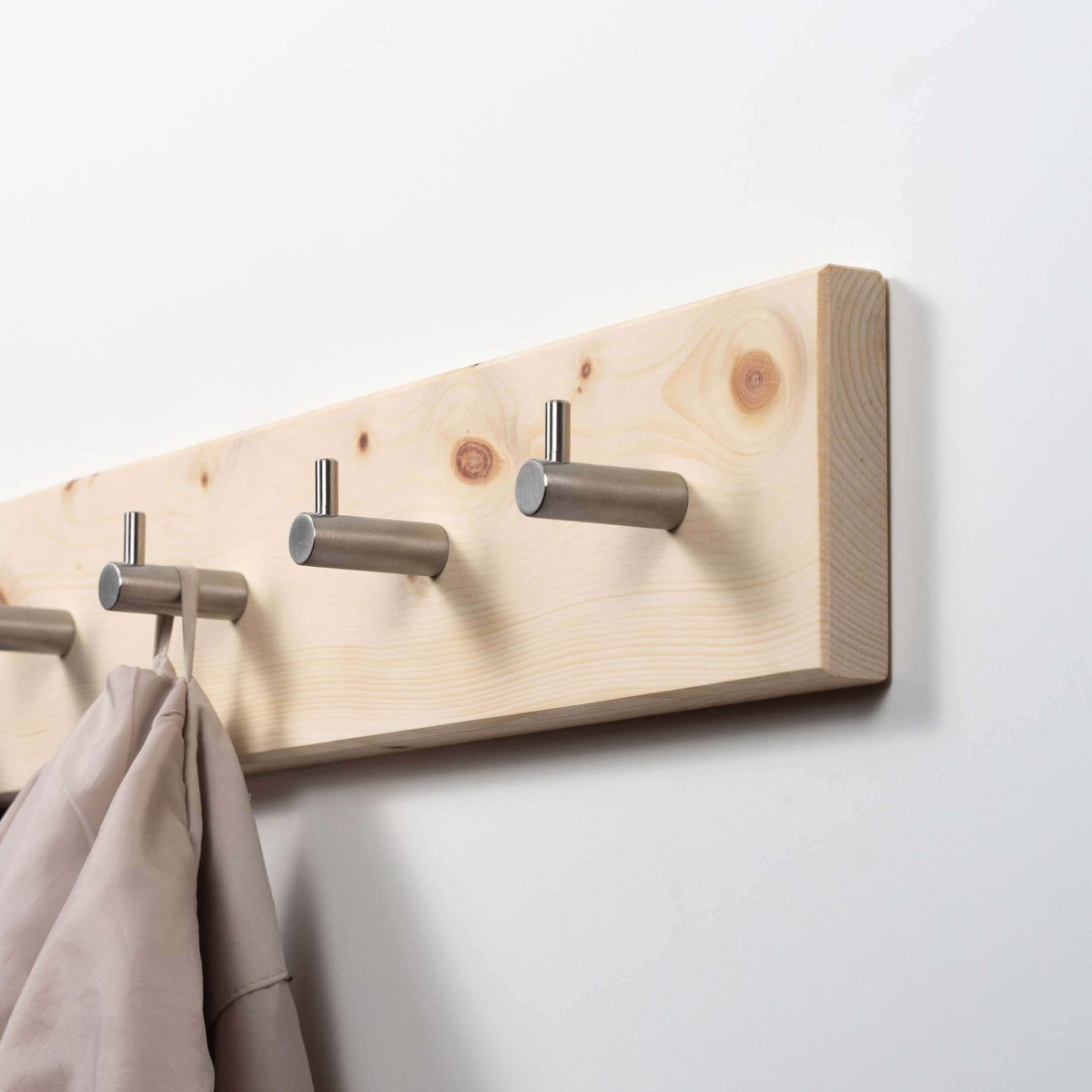 Garderobenleiste aus Zirbe praktische Holz Garderobe & Handtuchhalter – WOODS