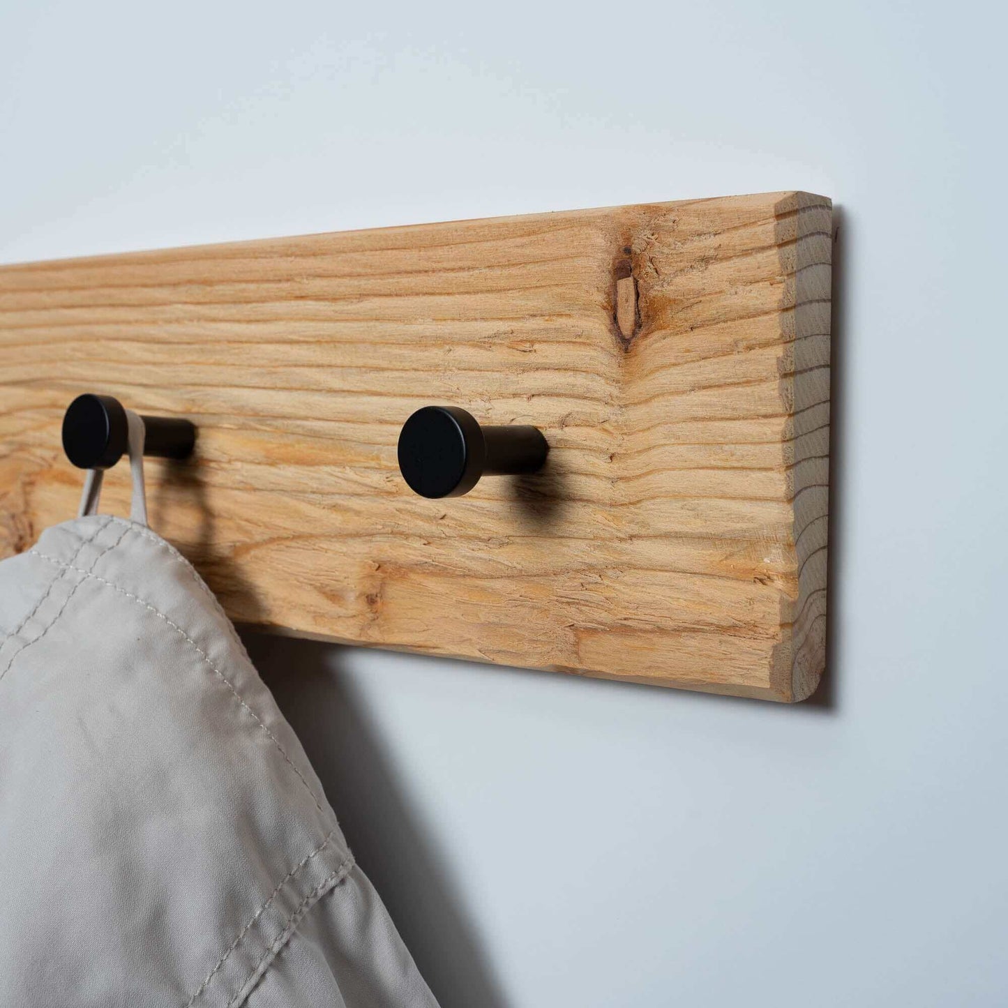 Rustikale Garderobe aus Lärchenholz - nachhaltig hergestellt in Bayern