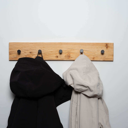 Rustikale Garderobe aus Lärchenholz - nachhaltig hergestellt in Bayern