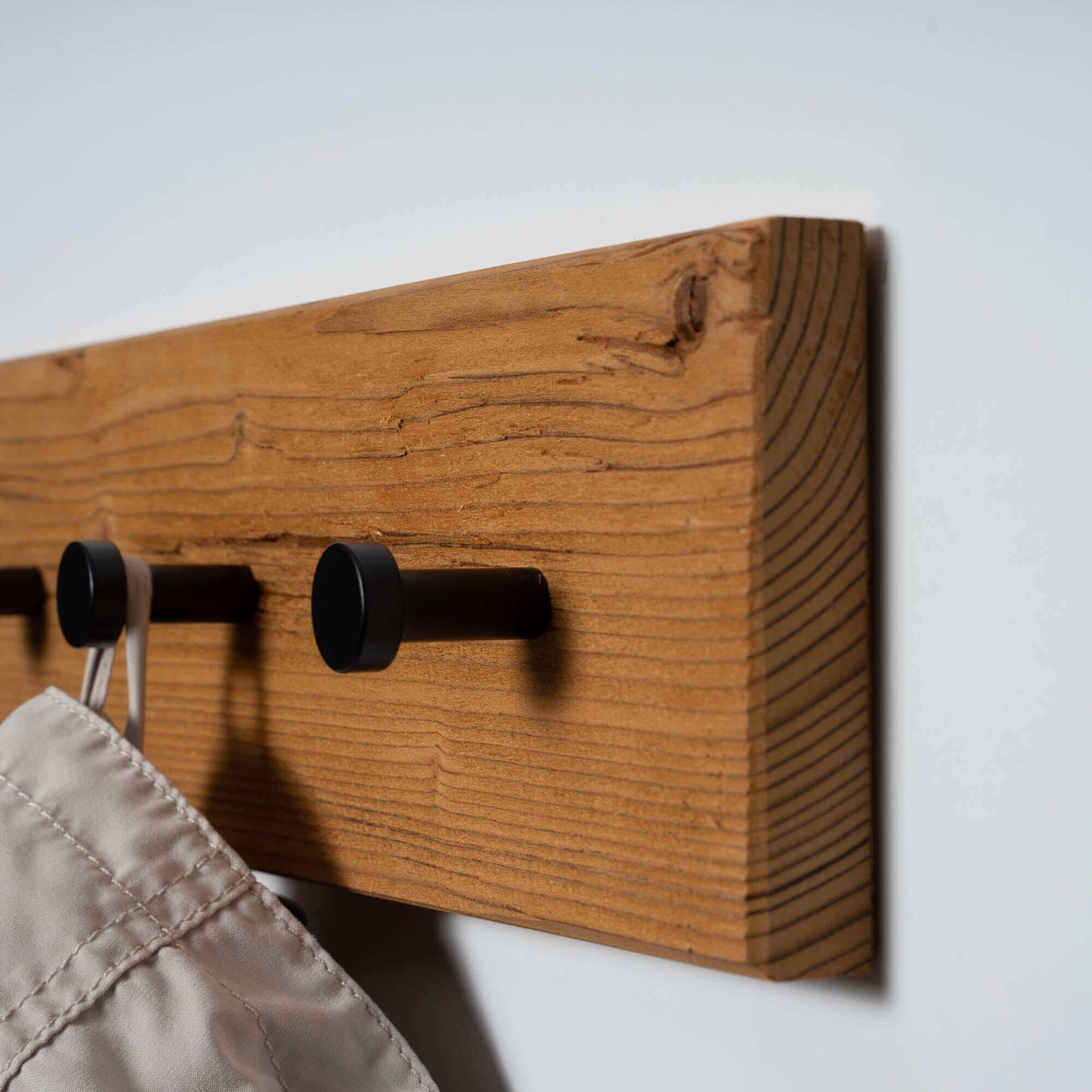 Rustikale Garderobenleiste aus Holz - verschiedene Haken zur Auswahl
