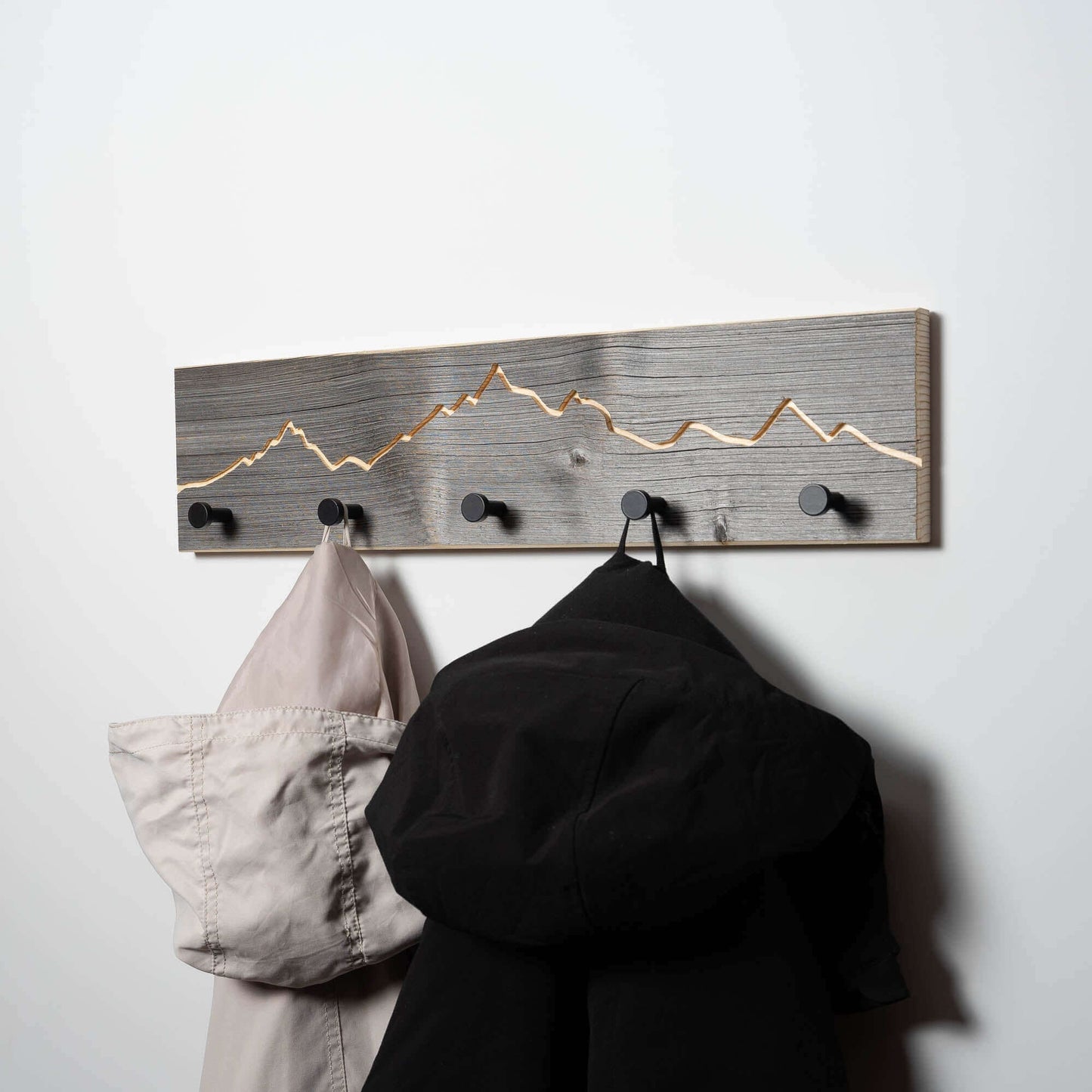 Garderobe aus Altholz mit Berg Motiv | Garderobenleiste Handtuchhalter