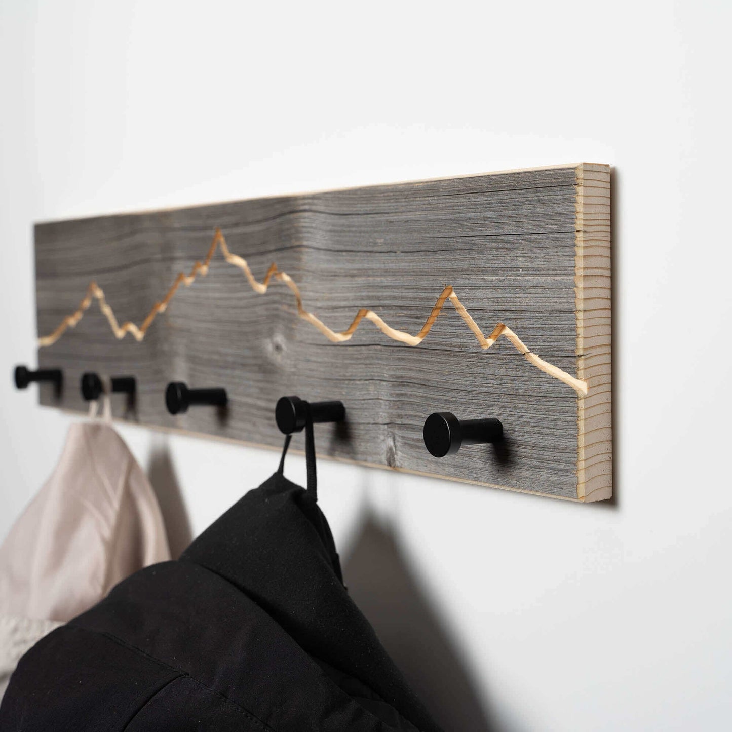 Garderobe aus Altholz mit Berg Motiv | Garderobenleiste Handtuchhalter