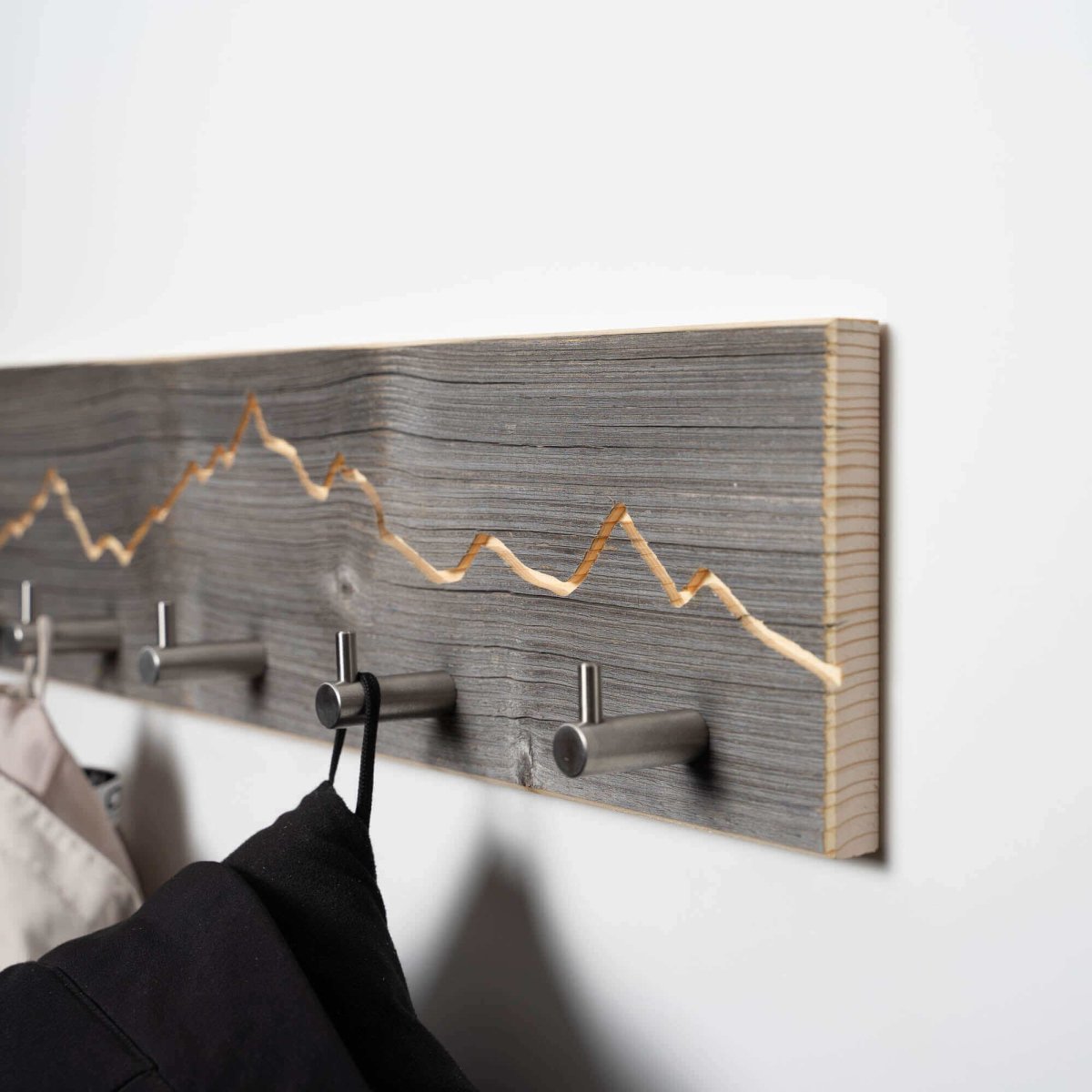 Garderobe aus Altholz mit Berg Motiv - WOODS - Holzmanufakur im Chiemgau