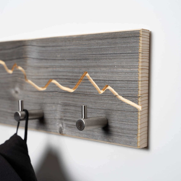 Garderobe aus Altholz mit Berg Motiv - WOODS - Holzmanufakur im Chiemgau