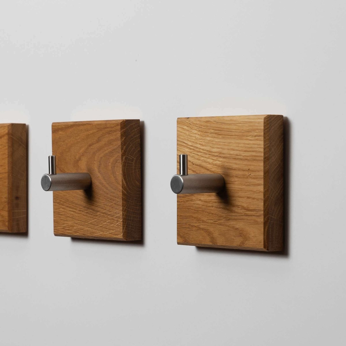 Quadratischer Garderobenhaken aus Eichenholz - WOODS - Holzmanufakur im Chiemgau