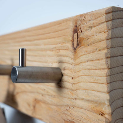 Rustikale Garderobenleiste aus Lärchenholz - WOODS - Holzmanufakur im Chiemgau